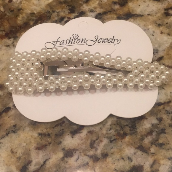 S O L D Bundle of TWO- Trendy Pearl Hair Clip🧚♂️NEW. - Picture 2 of 6